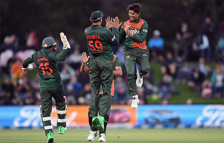 দুর্দান্ত বোলিংয়ে নিউজিল্যান্ডকে চেপে ধরেছিলেন শেখ মেহেদি হাসান। কিন্তু ফিল্ডারের ব্যর্থতায় শেষপর্যন্ত পাওয়া হয়নি অধরা জয়, আরও একবার ফিরতে হয়েছে খালি হাতে। ছবি: গেটি ইমেজ