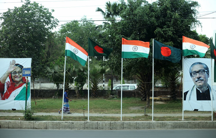 প্রধানমন্ত্রী শেখ হাসিনা ও জাতির পিতার ছবি শোভা পাচ্ছে রাজধানীর সড়কে। ছবি: মাহবুব আলম