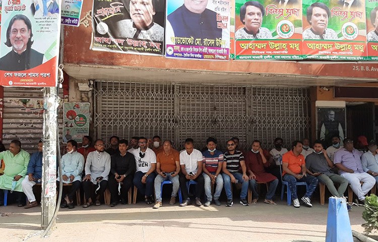 রাজধানীর বঙ্গবন্ধু এভিনিউতে অবস্থান নেয় আওয়ামী লীগের নেতাকর্মীরা। ছবি: বিপ্লব দিক্ষিৎ