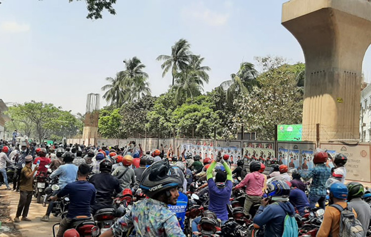 দুই সপ্তাহের জন্য রাইড শেয়ারিং সার্ভিসের মাধ্যমে মোটরসাইকেলে যাত্রী পরিবহনে নিষেধাজ্ঞা দিয়েছে সড়ক বিআরটিএ। এ সিদ্ধান্তের প্রতিবাদে আজ সকালে জাতীয় প্রেস ক্লাবের সামনের সড়কে অবস্থান নিয়ে বিক্ষোভ করেছেন রাইড শেয়ারিং সার্ভিসের চালকরা। ছবি: মাহবুব আলম