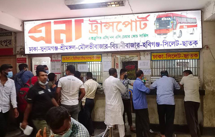 করোনার সংক্রমণ রোধে ১৮ দফা নির্দেশনার পর আগামীকাল থেকে লকডাউনের ঘোষণার খবরে মানুষের মধ্যে রাজধানী ছাড়ার হিড়িক পড়েছে। এজন্য সকাল থেকে দুপুর পর্যন্ত রাজধানীর মহাখালী বাস টার্মিনালে যাত্রীদের উপচেপড়া ভিড় দেখা গেছে। ছবি: জাগো নিউজ