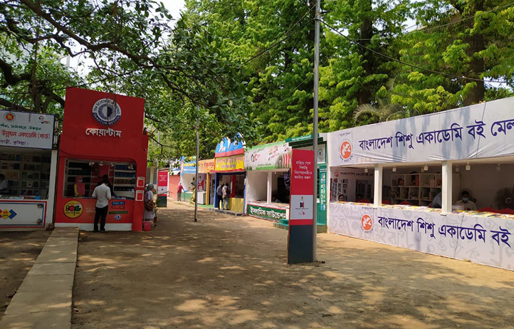 বাংলা একাডেমির আয়োজনে চলছে অমর একুশে বইমেলা। করোনা পরিস্থিতির কারণে মেলায় বইপ্রেমীদের উপস্থিতি খুবই কম। ছবি: জাগো নিউজ