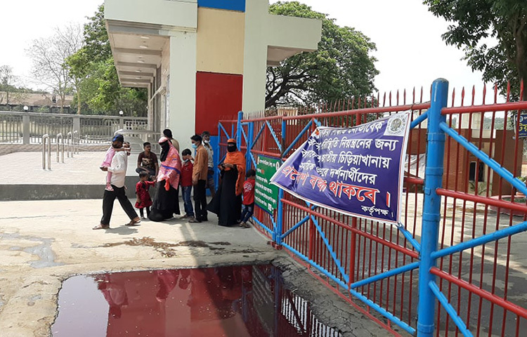 আজ দুপুরে চিড়িয়াখানা দেখতে এসেছেন এমন কয়েকজনের সঙ্গে কথা হয়। প্রত্যেকেই জানালেন, চিড়িয়াখানা যে বন্ধ আছে তারা তা জানতেন না। ছবি: জাগো নিউজ