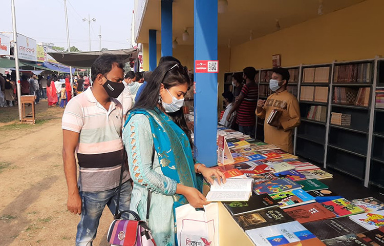 অমর একুশে বইমেলায় গিয়ে দেখা গেছে, দর্শনার্থীর সংখ্যা খুবই কম। তবে বইমেলায় যারা এসেছেন তাদের প্রায় প্রত্যেকেই স্বাস্থ্যবিধি মানছেন। ছবি: জগো নিউজ