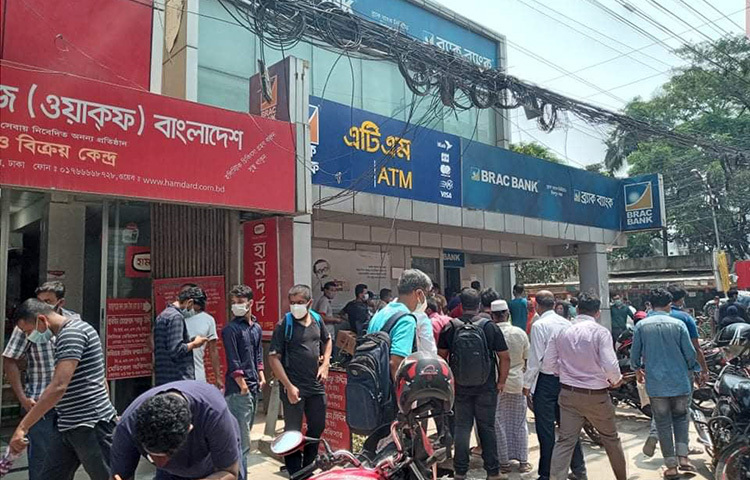 লকডাউনের কারণে রাজধানীর বিভিন্ন ব্যাংকে লেনদেনের জন্য গ্রাহকদের দীর্ঘ ভিড় দেখা গেছে।  ছবি: জাগো নিউজ