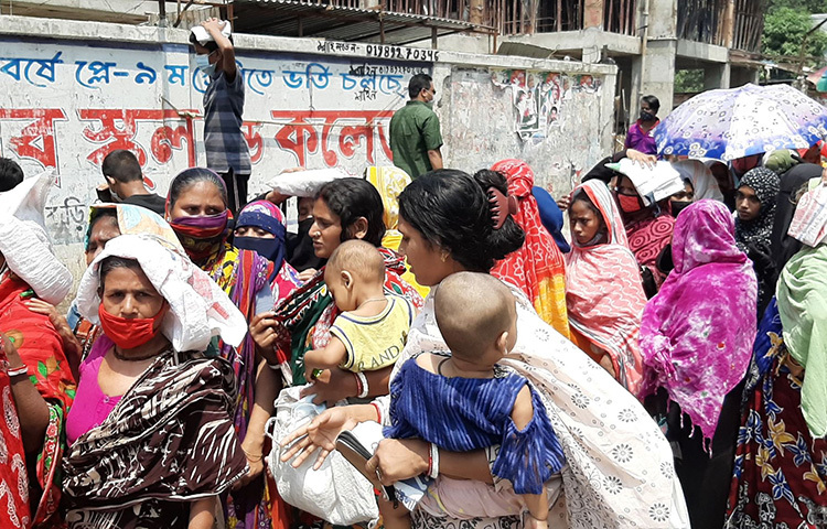 নিন্ম আয়ের মানুষের মাঝে করোনাকালীন স্বাস্থ্যবিধি মেনে চলার সচেতনতা নেই বললেই চলে। ছবি: জাগো নিউজ