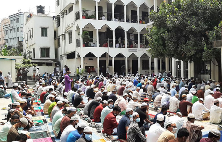 আজ রাজধানীর মসজিদগুলোতে জুমার নামাজের জন্য মুসল্লিদের ঢল নামে। নামাজ পড়তে আসা বেশিরভাগ মুসল্লি মাস্ক পরে এলেও জায়গার অভাবে সামাজিক দূরত্ব বজায় রাখতে দেখা যায়নি। ছবি: জাগো নিউজ
