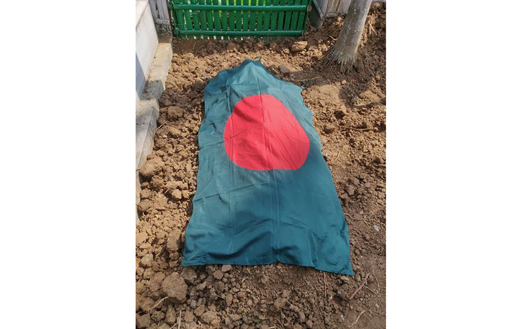 চিরনিদ্রায় শায়িত কবরী। ছবি: মাহবুব আলম