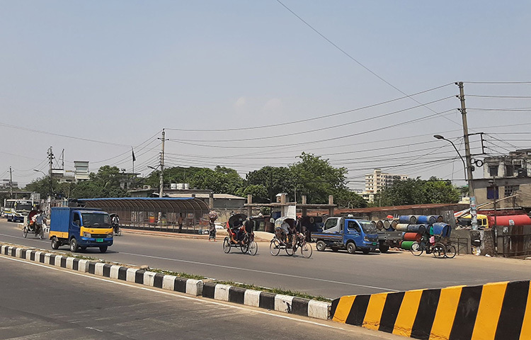 করোনাভাইরাস সংক্রমণ রোধে সারাদেশে চলছে সরকারঘোষিত ‘সর্বাত্মক লকডাউন’। তবে চলমান এ লকডাউনে বিধিনিষেধ আরোপে কোথাও দেখা গেছে কঠোরতা, আবার কোথাও ঢিলেঢালা। ছবি: বিপ্লব দিক্ষিৎ