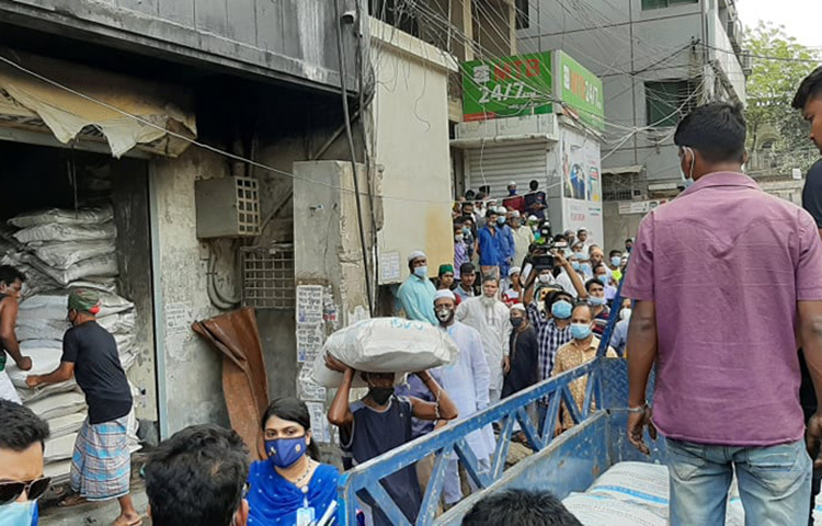 অগ্নিকাণ্ডের ঘটনার পর পুরান ঢাকার আরমানিটোলার হাজি মুসা ম্যানশন থেকে রাসায়নিক অপসারণ শুরু করেছে ঢাকা জেলা প্রশাসন। আজ বিকেল তিনটা থেকে এই অপসারণ কার্যক্রম শুরু হয়। ছবি: জাগো নিউজ