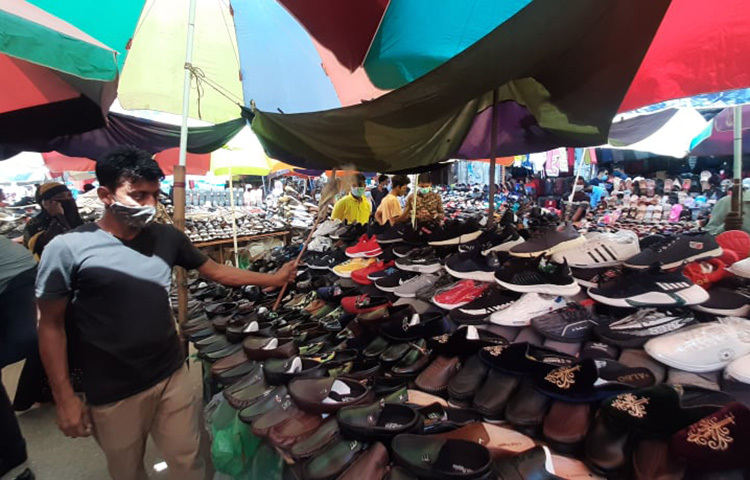 মার্কেট খোলার ঘোষণার প্রথম দিনে ফুটপাতের অস্থায়ী দোকানও খুলেছে। ছবি: জাগো নিউজ