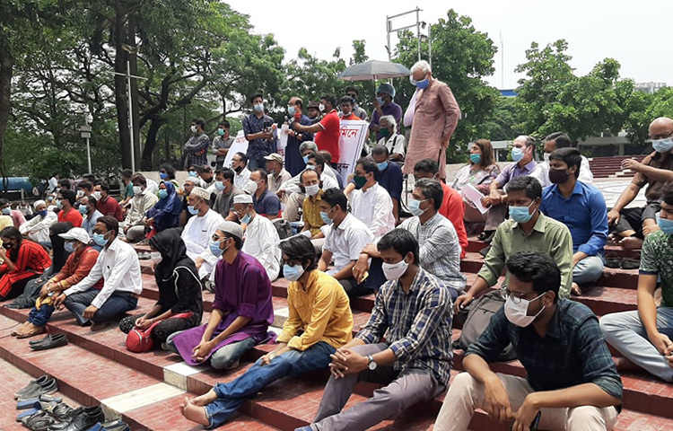আজ দুপুরে আটক ছাত্রদের ঈদের আগে মুক্তির দাবিতে উদ্বিগ্ন অভিভাবক ও নাগরিকদের উদ্যোগে রাজধানীর কেন্দ্রীয় শহীদ মিনারে অবস্থান কর্মসূচি অনুষ্ঠিত হয়। ছবি: বিপ্লব দিক্ষিৎ