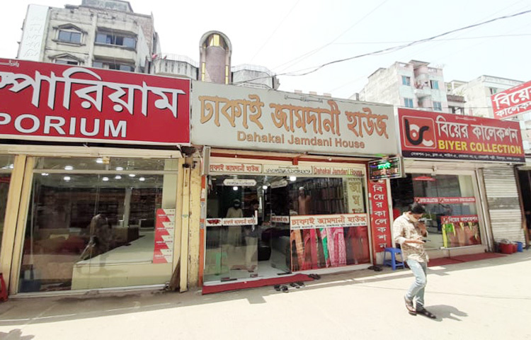 চলতি বছর করোনার সংক্রমণ বাড়ায় সারাদেশে চলছে বিধিনিষেধ। করোনাভীতি ও গণপরিবহনের অভাবে চলতি বছর ঈদ মৌসুমে জমজমাট হয়ে ওঠেনি মিরপুরের বেনারসি পল্লী। ক্রেতা না থাকায় দোকানগুলোতে অলস সময় পার করছেন বিক্রেতারা। ছবি: জাগো নিউজ