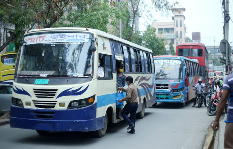 ধারণ ক্ষমতার চেয়ে বেশি যাত্রী নিতে তুলতে কোনো বাসে দেখা যায়নি। ছবি: মাহবুব আলম