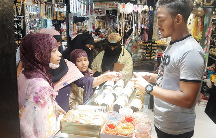 গহনার দোকানেও ভিড় দেখা গেছে। ছবি: বিপ্লব দিক্ষিৎ