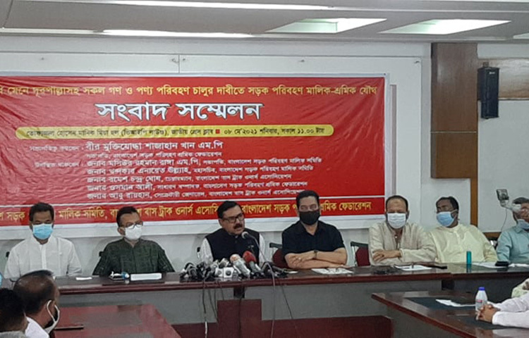 আজ জাতীয় প্রেস ক্লাবে এক সংবাদ সম্মেলনে লিখিত বক্তব্য পাঠ করেন বাংলাদেশ সড়ক পরিবহন শ্রমিক ফেডারেশনের সভাপতি শাজাহান খান। ছবি: জাগো নিউজ