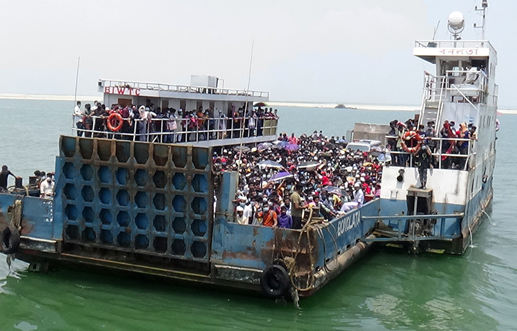 যাত্রী নিয়ে ছুটছে ফেরি। ছবি: রুবেলুর রহমান