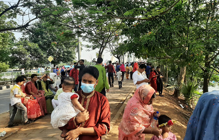 ঈদের দিন বিকেলে রাজধানীর হাতিরঝিলে অনেকেই পরিবারের সদস্যদের নিয়ে ঘুরতে বের হয়েছেন। ছবি: বিপ্লব দিক্ষিৎ