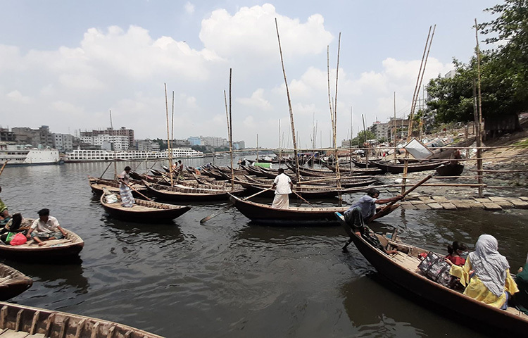 ভালো নেই সদরঘাটের মাঝিরা। ঈদে যাত্রী কম থাকায় তেমন ভাড়া পাচ্ছেন না তারা। ভাড়া কম পাওয়ায় তাদের এখন থাকা-খাওয়ায় কষ্টকর হয়ে যাচ্ছে। ছবি: বিপ্লব দিক্ষিৎ