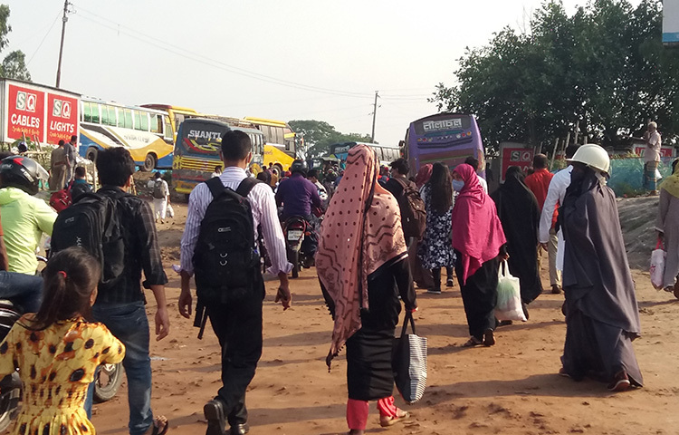 বিআইডাব্লিউটিসি আরিচা কার্যালয়ের উপ-মহাব্যবস্থাপক জিল্লুর রহমান জানান, মানিকগঞ্জের পাটুরিয়া ঘাট হয়ে প্রায় লাখ মানুষ বাড়ি গেছে। ঈদ শেষে তারাই আবার ফিরতে শুরু করেছেন। ছবি: জাগো নিউজ