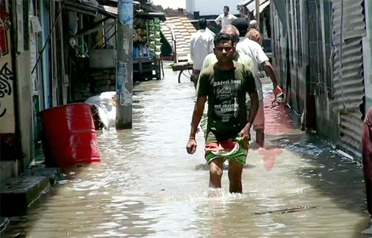 ঘূর্ণিঝড় ইয়াসের প্রভাবে তলিয়ে গেছে বাগেরহাটের নিম্নাঞ্চল। আজ সকাল থেকে জেলার দুবলা, শরনখোলা, মোড়েলগঞ্জ ও মোংলার বিভিন্ন এলাকা তলিয়ে গেছে। সকাল থেকে গুঁড়িগুঁড়ি বৃষ্টি ও দমকা হাওয়া অব্যাহত রয়েছে। বলেশ্বর, পানগুছি, ভৈরব ও পশুর নদীর পানির উচ্চতা বৃদ্ধি পেয়েছে। ছবি: জাগো নিউজ