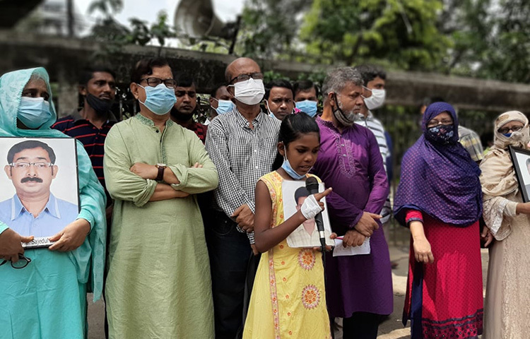 আজ জাতীয় প্রেসক্লাবের সামনে গুম হওয়া স্বজনদের সংগঠন ‘মায়ের ডাক’-এর আয়োজনে মানববন্ধন করা হয়। ছবি: বিপ্লব দিক্ষিৎ