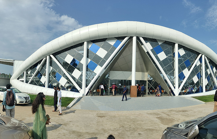 নান্দনিক স্থাপনাটিকে ঘিরে একদিকে বেড়েছে এলাকার সৌন্দর্য, অন্যদিকে পরিণত হয়েছে বিনোদনের নতুন স্পটে। নতুন এ আয়োজন দেখতে রাজধানী ঢাকাসহ দূর-দূরান্ত থেকে প্রতিদিন ছুটে আসছে হাজারও মানুষ। ছবি: জাগো নিউজ