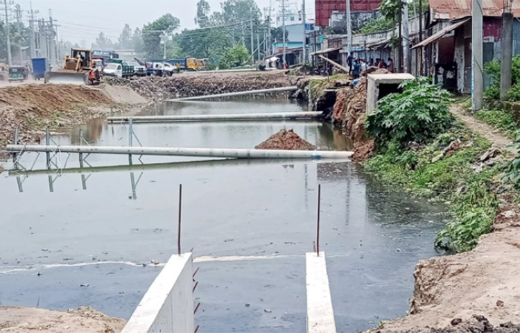 বগুড়ায় মাটিতে পড়ে রয়েছে পল্লী বিদ্যুৎ সমিতির আটটি বিদ্যুতের খুঁটি। আজ সদর উপজেলার বগুড়া-রংপুর মহাসড়কের পাশে বেলাইল এলাকায় খুঁটিগুলো পড়ে থাকতে দেখা যায়। ছবি: জাগো নিউজ