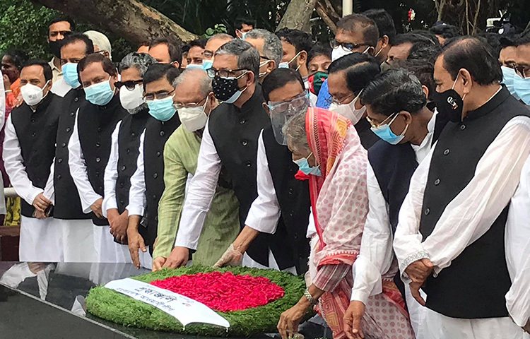 ঐতিহাসিক ছয় দফা দিবসে জাতির পিতা বঙ্গবন্ধু শেখ মুজিবুর রহমানের প্রতিকৃতিতে ফুল দিয়ে শ্রদ্ধা জানিয়েছে ক্ষমতাসীন দল আওয়ামী লীগ। আজ দলটির সাধারণ সম্পাদক ওবায়দুল কাদেরের নেতৃত্বে ধানমন্ডি ৩২ নম্বরে এ শ্রদ্ধা জানানো হয়। ছবি: বিপ্লব দিক্ষিৎ