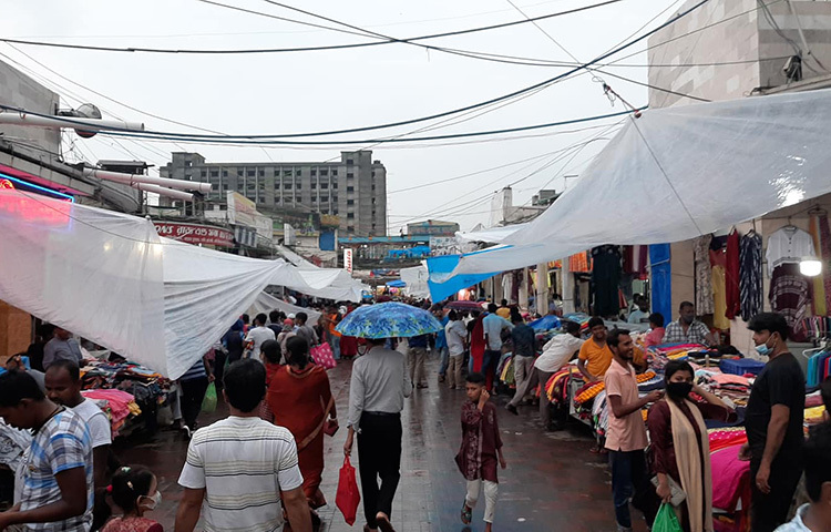 রাজধানীর নিউমার্কেটের দুই নম্বর গেটের (বলাকা সিনেমা হলের বিপরীত দিকে) অদূরে ফুটপাতের ব্যবসায়ীদের বৃষ্টির দিনে ভোগান্তির শেষ নেই। আকাশে মেঘ করলেই তাদের পলিথিন দিয়ে ছাউনি দিতে হয়। ছবি: জাগো নিউজ