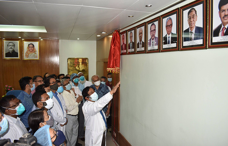 বঙ্গবন্ধু শেখ মুজিব মেডিক্যাল বিশ্ববিদ্যালয়ে বিশ্ববিদ্যালয়ের প্রতিষ্ঠাকাল থেকে বর্তমান সময় পর্যন্ত যারা উপাচার্য পদে ছিলেন তাদের স্মৃতি রক্ষার উদ্যোগ নেয়া হয়েছে। উপাচার্য কার্যালয়ে তাদের নাম, দায়িত্ব পালনের সময়কাল উল্লেখসহ ছবি দিয়ে ফটো গ্যালারি স্থাপন করা হয়েছে। ছবি: জাগো নিউজ