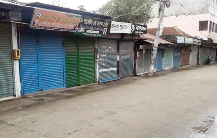 চলমান করোনা পরিস্থিতির উন্নতি না হওয়ায় মোংলায় কঠোর বিধিনিষেধ ২৩ জুন পর্যন্ত বাড়ানো হয়েছে। ছবি: মো. এরশাদ হোসেন রনি