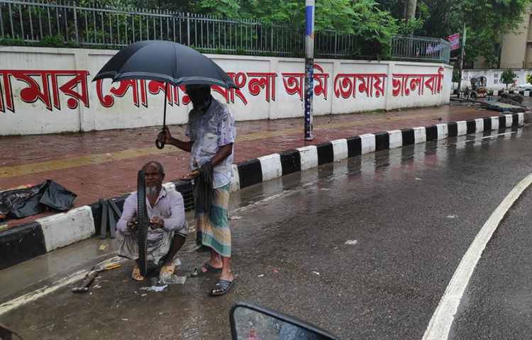 আজ সকালে রাজধানীতে তুমুল বৃষ্টি হয়েছে। বৃষ্টির কারণে বিপাকে পড়েন নিম্ন আয়ের মানুষ। ছবি: জাগো নিউজ