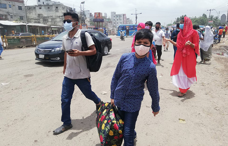 লকডাউন-সংক্রমণ ঝুঁকি-ভোগান্তি সত্তে¡ও রাজধানী থেকে গ্রামে ছুটছে মানুষ। ছবি: জাগো নিউজ
