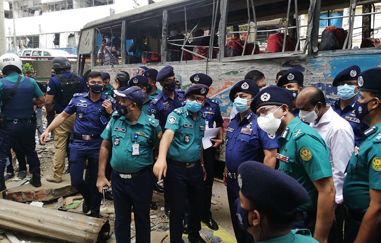 রাজধানীর মগবাজার ওয়ারলেস গেট এলাকায় বিস্ফোরণের ঘটনাস্থল পরিদর্শন করেছেন পুলিশের মহাপরিদর্শক ড. বেনজীর আহমেদ। ছবি: জাগো নিউজ