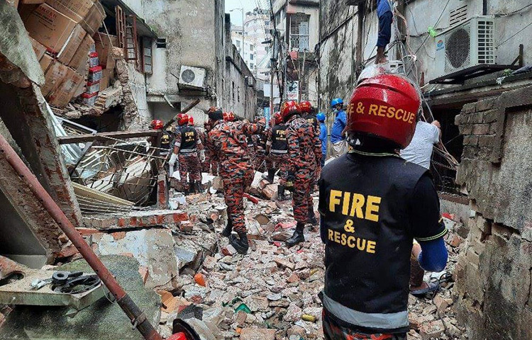 মগবাজারের ভয়াবহ বিস্ফোরণ এলাকায় উদ্ধারের কাজ করছেন ফায়ার সার্ভিসের সদস্যরা। ছবি: মাহবুব আলম