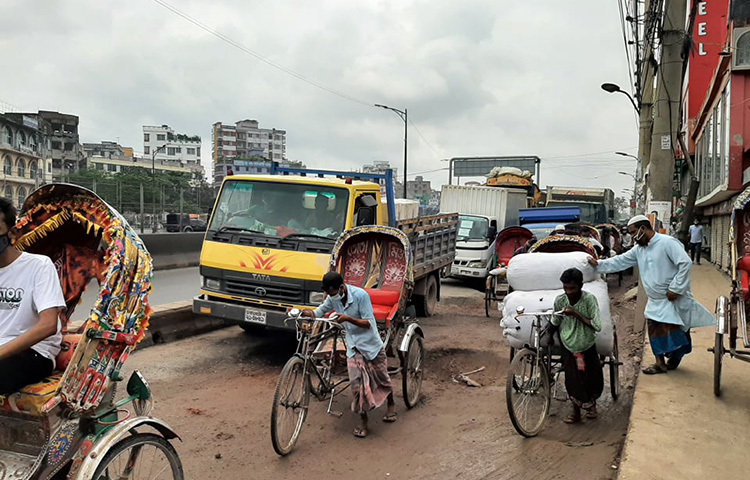 আজকের দুপুরের দিকে রাজধানীর শনির আখড়া এলাকার একটি দৃশ্য। ছবি: বিপ্লব দিক্ষিৎ