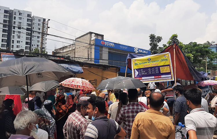 রাজধানীর বিভিন্ন এলাকায় ট্রাকে করে টিসিবির পণ্য বিক্রি হচ্ছে। ছবি: মাহবুব আলম