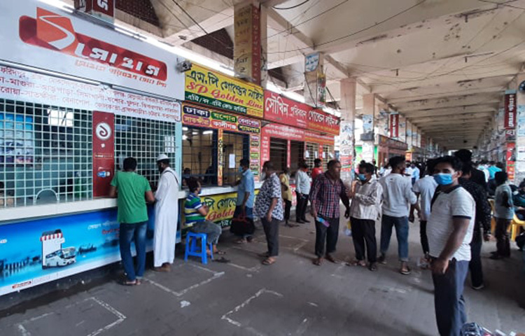 রাজধানীর গাবতলী বাসের টিকিট কাউন্টারে ঈদের ঘরমুখো যাত্রীরা ছুটে আসছেন। ছবি: সংগৃহীত