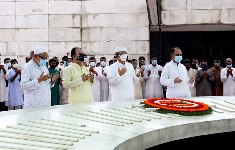 আজ সকালে ঈদের নামাজ শেষে বিএনপির প্রতিষ্ঠাতা প্রয়াত রাষ্ট্রপতি জিয়াউর রহমানের কবর জিয়ারত করেন বিএনপির নেতারা। ছবি: জাগো নিউজ