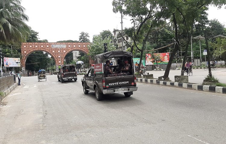 লকডউনে টহল দিচ্ছে বিজিবির সদস্যরা। ছবি: জাগো নিউজ