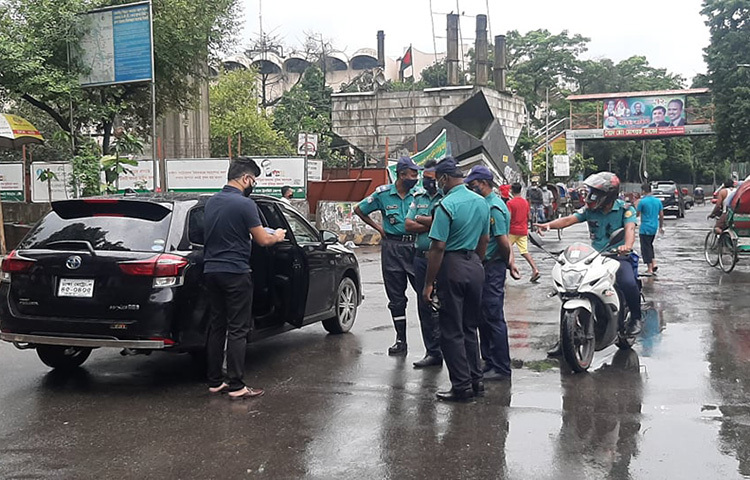 রাজধানীতে লকডাউন নিশ্চিতে দায়িত্ব পালন করছেন পুলিশের সদস্যরা। ছবি: জাগো নিউজ