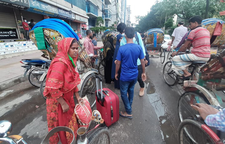 দেশের বিভিন্ন স্থান থেকে রাজধানীতে প্রবেশ করে গণপরিবহন বন্ধ থাকায় বিপাকে পড়েছেন যাত্রীরা। ছবি: জাগো নিউজ