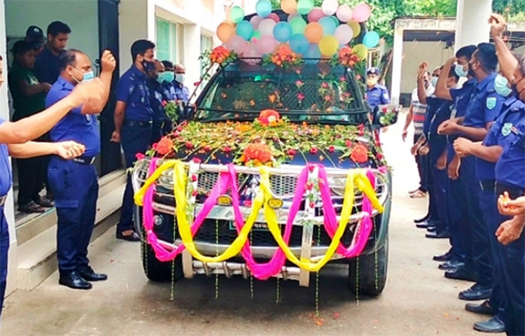 চাকরিজীবন শেষে অবসর নিয়েছেন কুড়িগ্রামের ফুলবাড়ী থানার কনস্টেবল আবুল কালাম। তার অবসরে যাওয়ার দিনটি স্মরণীয় করে রাখতে বর্ণাঢ্য বিদায় সংবর্ধনার আয়োজন করে থানা পুলিশ। ছবি: মাসুদ রানা