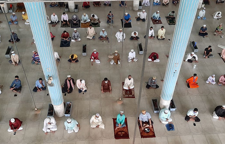 স্বাস্থ্যবিধি মেনে আজ জাতীয় মসজিদ বায়তুল মোকাররমে জুমার নামাজ আদায় করছেন ধর্মপ্রাণ মুসলমানরা। ছবি: বিপ্লব দিক্ষিৎ