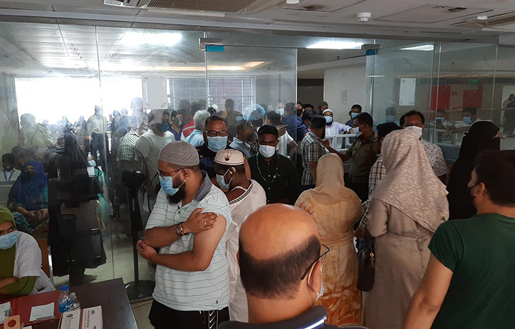 রাজধানীর চাঁনখারপুলের শেখ হাসিনা বার্ন অ্যান্ড প্লাস্টিক সার্জারি ইনস্টিটিউটের টিকাদান কেন্দ্রে টিকা নিতে আসা মানুষের ভিড়। ছবি: জাগো নিউজ