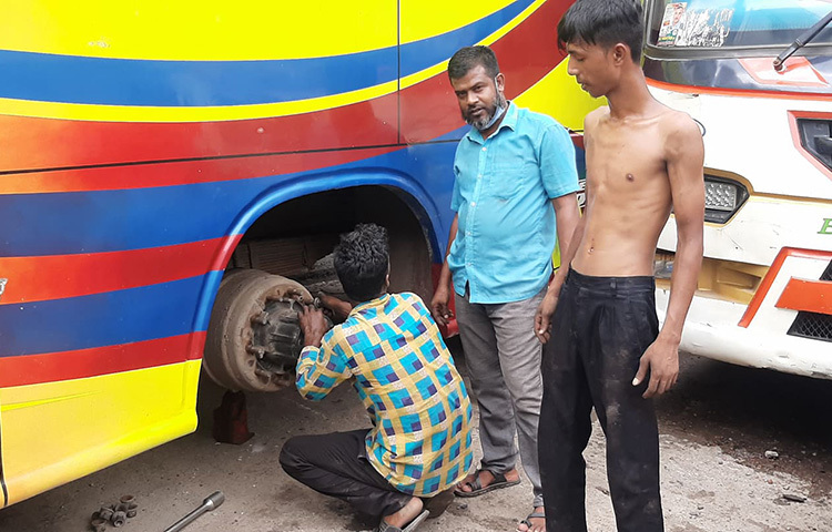 অনেকদিন পর রাস্তায় নামবে বলে কোনো কোনো গাড়ির ছোটখাটো সারাইয়ের কাজও চলছে। ছবি: বিপ্লব দিক্ষিৎ