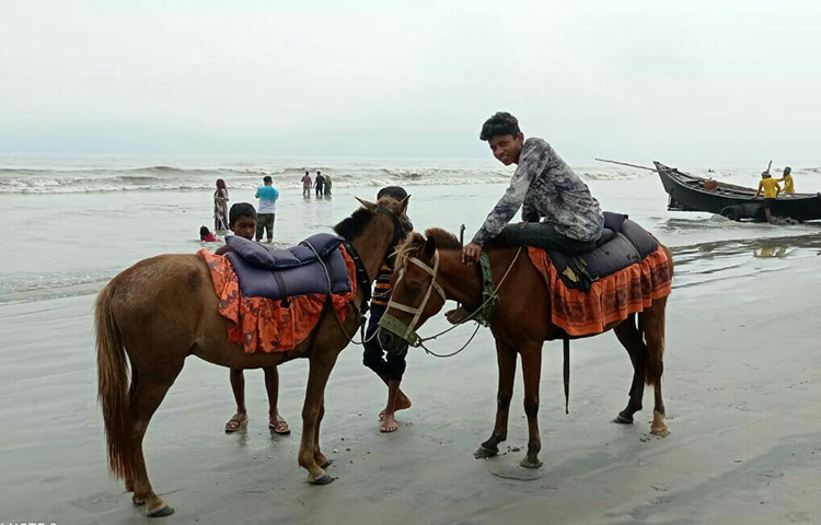 দেশের পর্যটনকেন্দ্র খুলছে ১৯ আগস্ট। সেই খবরে সরগরম হয়ে উঠেছে সাগরকন্যা কুয়াকাটা। এখানকার হোটেল-মোটেল, রেস্তোরাঁ, বিচ ব্যবসায়ী, ক্যামেরাম্যানসহ প্রায় ১৬ পেশার মানুষের মধ্যে ফিরতে শুরু করেছে চাঞ্চল্য। ছবি: জাগো নিউজ