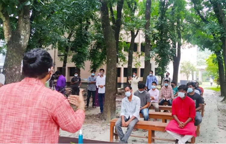 করোনা পরিস্থিতিতে দেড় বছরের বেশি সময় ধরে বন্ধ থাকা শিক্ষাপ্রতিষ্ঠান না খোলার প্রতিবাদে গাছতলায় প্রতীকী ক্লাস নিয়েছেন রাজশাহী বিশ্ববিদ্যালয়ের গণযোগাযোগ ও সাংবাদিকতা বিভাগের শিক্ষক সহযোগী অধ্যাপক আব্দুল্লাহ আল মামুন। ছবি: সালমান শাকিল