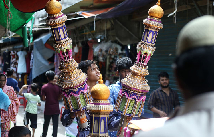 আজ দুপুরে রাজধানীর মোহাম্মদপুরের বিহারী ক্যাম্প এলাকায় দেখা যায়, জুমার নামাজের আগে থেকেই তাজিয়া মিছিলের প্রস্তুতি চলতে থাকে। জড়ো হতে থাকেন শত শত লোক। জুমা শেষে বের করা হয় এই শোকের মিছিল। ছবি: মাহবুব আলম